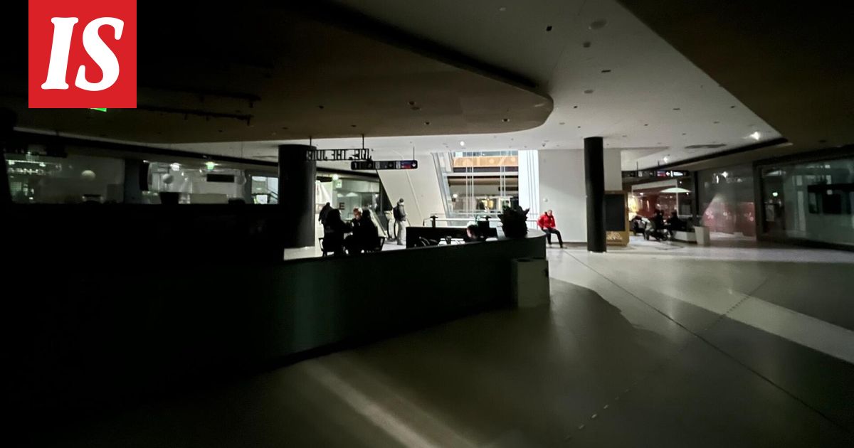 Kauppakeskus Ainoa Tapiolassa pimeänä - Ilta-Sanomat