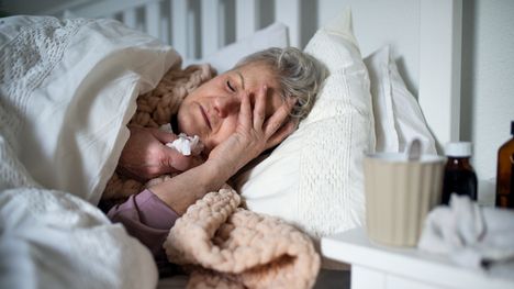 Tavalliseen flunssaan verrattuna influenssa aiheuttaa enemmän jälkitauteja.