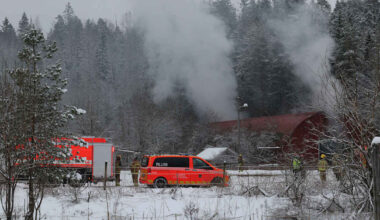 Espoon Korpilammella hevostilan varastorakennusta sammutetaan vielä tunteja – kaikki hevoset on saatu laitumelta sisälle | Kotimaa