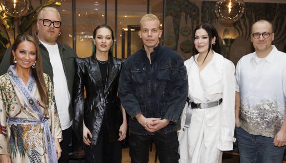 The Voice of Finlandin kevään 2026 tähtivalmentajina ovat Arttu Wiskari, Sanni, Elastinen ja Jenni Vartiainen. Juontajina jatkavat Jaana Pelkonen ja Heikki Paasonen. Atte Kajova