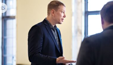 Merinen aikoo tavata puhemies Halla-ahon