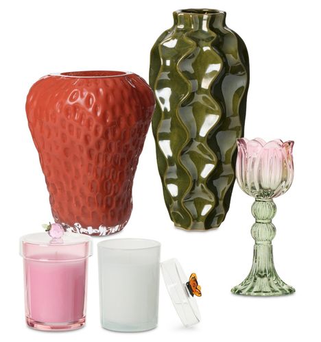 Syvänvihreä lasitettu Luna-maljakko on upea katseenvangitsija sivupöydällä. Hauskat valaisimet, kynttilät ja maljakot sopivat erinomaisesti asetelmiin.