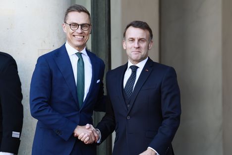Tasavallan presidentti Alexander Stubb on tullut tunnetuksi hyvistä suhteistaan Trumpiin. Ranskan presidentti Emmanuel Macron (oik.) on puolestaan ollut yksi Ukrainaa tukevan halukkaiden koalition johtohahmoista.
