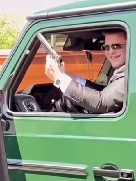 Adam Kadyrov kuvattiin hääpäivänään 17-vuotiaana ase kädessä.