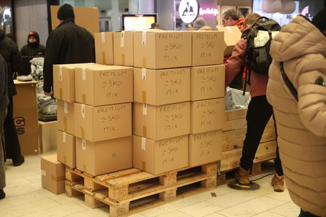 King Colisin paketteja Helsingin Kampissa tammikuun alussa.