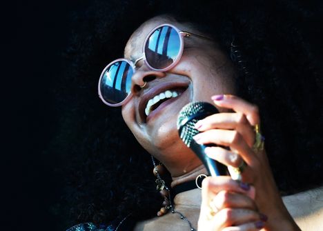 Soullaulaja Emilia Sisco kerää yleisöltä ylistystä.