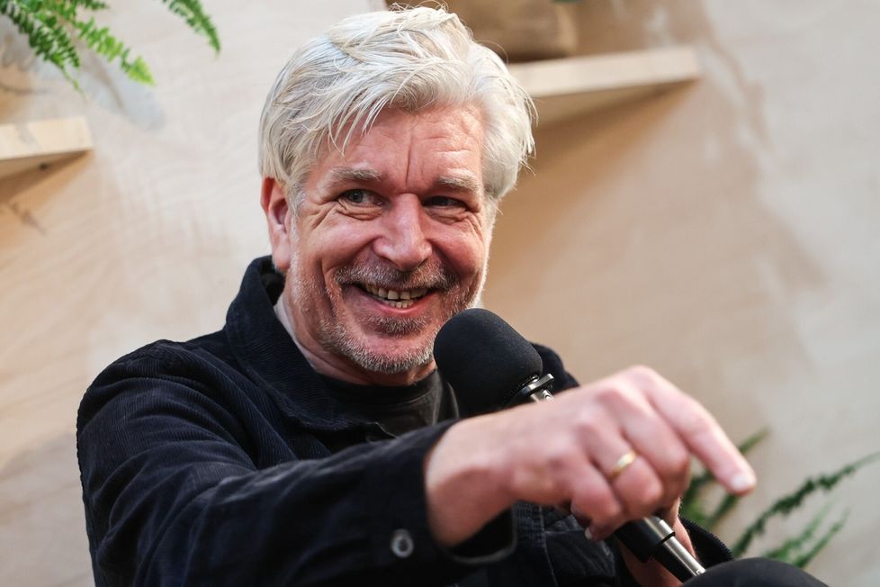 Karl Ove Knausgård hymyilemässä Leipzigin kirjamessuilla 27. maaliskuuta 2025. Viime vuonna ilmestyi Aamutähti-sarjan kuudes osa ja nyt viimeisen osan kirjoitustyö on alkanut.