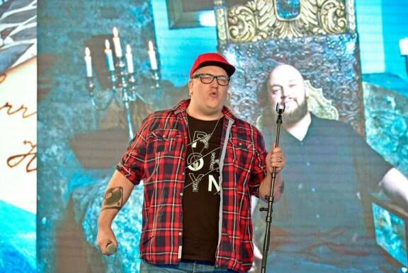 Arttu Wiskari on päässyt lauluillaan suomalaisen miehen pulssille. Siitä kertovat muun muassa hitit Mökkitie, Sirpa ja Tässä tää oli?