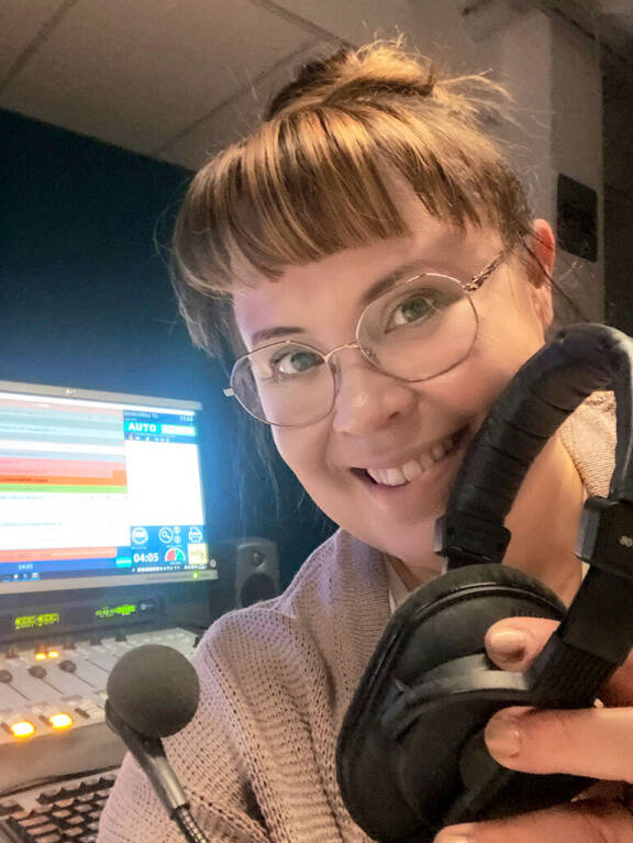 Hanna on kokenut tekijä radioaalloilla.