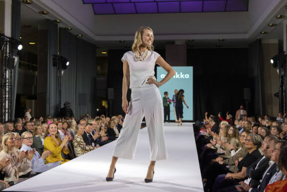 Vielä toukokuussa Beatan hiukset olivat vaaleat ja puolipitkät, kun hän toimi mallina MLL:n muotinäytöksessä.