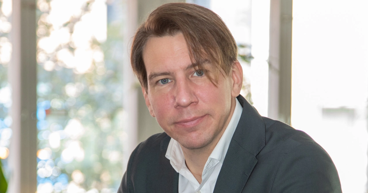 Aku Hirviniemi nauratti ex-missiä bileristeilyllä: Katso video!