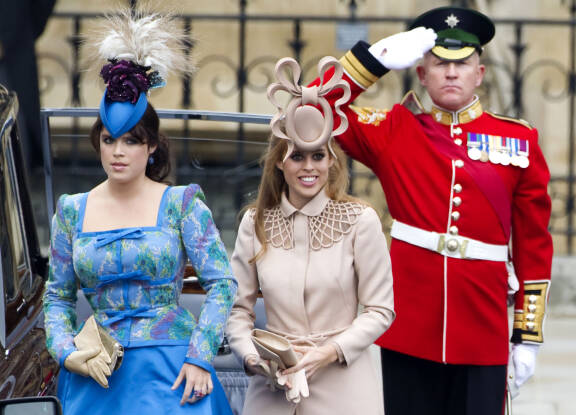 Prinsessat Eugenie (vas.) ja Beatrice osallistuivat huhtikuussa 2011 prinssi Williamin häihin.