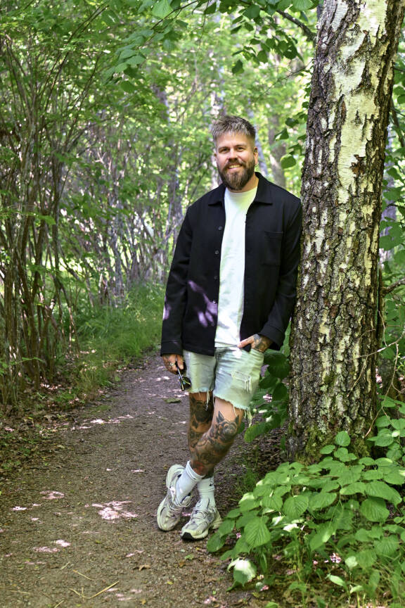 Juhani muutti Helsingissä asuttujen vuosien jälkeen takaisin synnyinseuduilleen Varsinais-Suomeen. Hän ja kihlattunsa Veronica Verho ilmoittivat erostaan alkuvuodesta 2024.