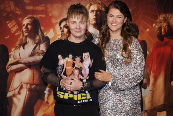 Meri Aalto ja Saara Aalto poseeraavat kameralle.