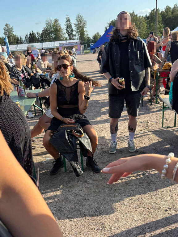 Aluksi Ansku ja seuralainen olivat rauhaksiin, mutta myöhemmin he äityivät lukijan mukaan tanssimaan 'aika villisti'.