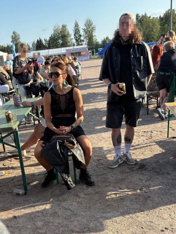 Ansku ja seuralainen luottivat Aura-kaljaan.