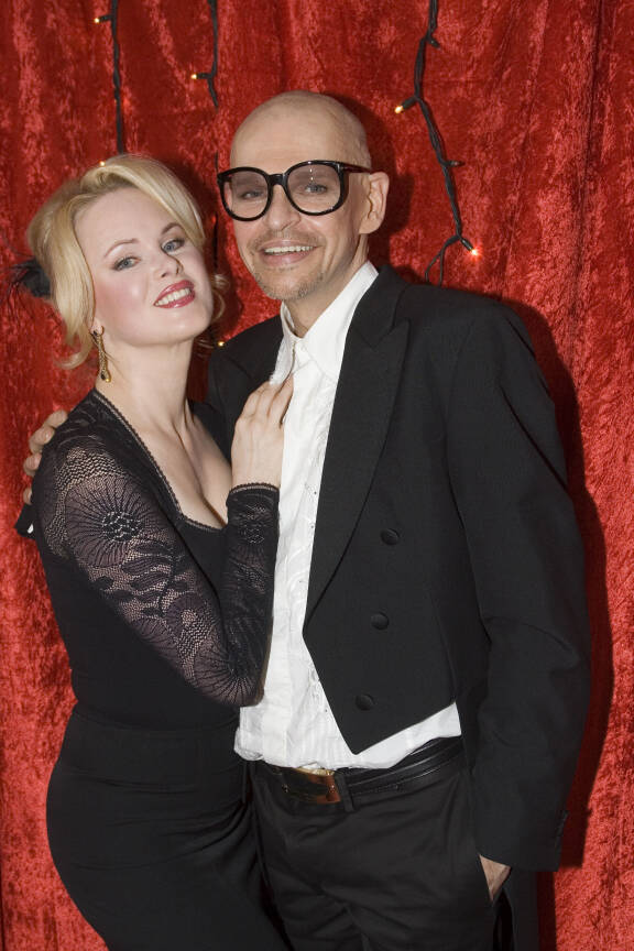 Entinen aviopari ja nykyiset ystävät: Helena Lindgren ja Jorma Uotinen. Kuva vuodelta 2007.