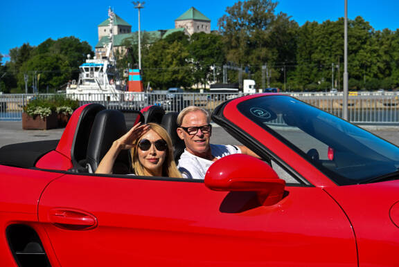 Topilla on kaunis vaimo ja nopea auto. Taustalla Turun linna.