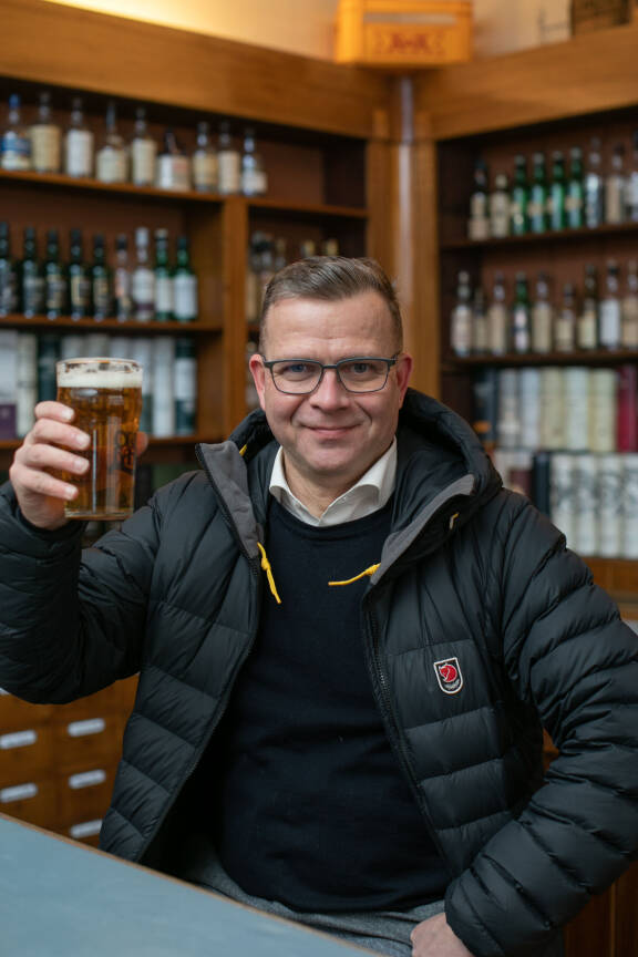 Eduskuntavaalien alla Petteri eksyi tuopin äärelle.