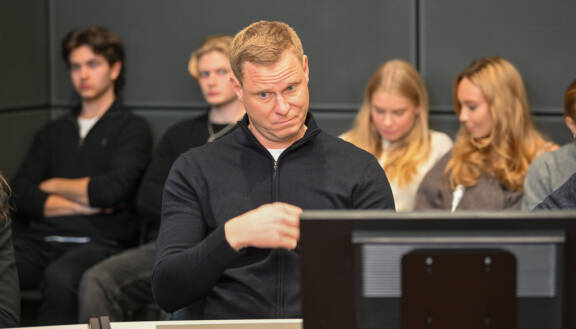 Arkistokuva. Mikko Koivu edusti Varsinais-Suomen käräjäoikeudessa elokuussa 2025.