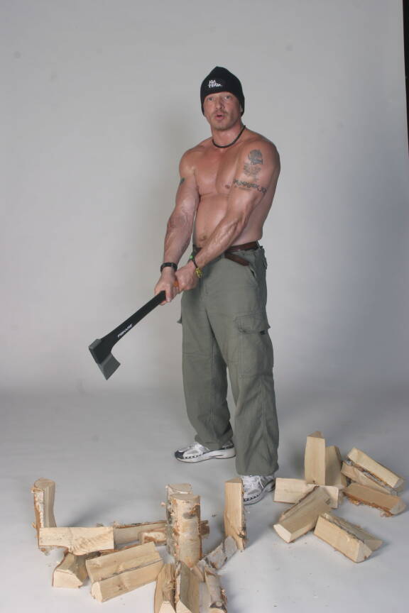 Simo kävi Seiskassa kertomassa omia näkemyksiä itseään koskeneista syytöksistä ja teki samalla halkoja Seiskan studiolla 2004.