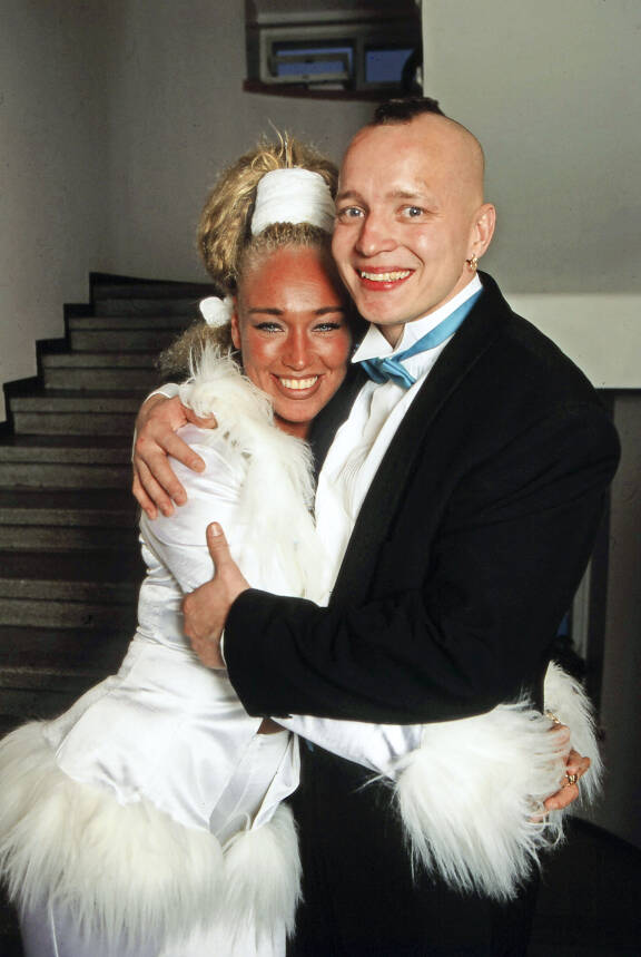 Hääpari ilakoi rappukäytävässä, jonne myös osa vieraista joutui.