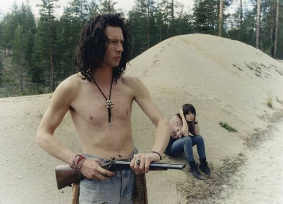 Antti Reini ja Maria Heiskanen elokuvassa Il Capitano – nuori kapinallinen. Vuonna 1991 valmistunut elokuva pohjautuu Juha Valjakkalan Ruotsin Åmselessa 1988 tekemään kolmoismurhaan.