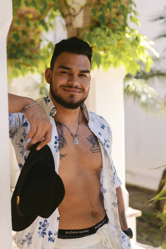 Temptation Island Suomi -ohjelmasta tuttu sinkkumies Carlos Romero kuvattuna sarjan yhteydessä.