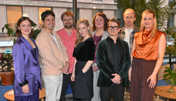 Thank God, sä tulit! -ohjelman vakiokaartiin kuuluvat: Elena Leeve, Anna-Sofia Tuominen, Minna Koskela, Sampo Sarkola, Carlos Orjuela, Joonas Kääriäinen sekä juontajat Kari Ketonen ja Jenni Poikelus.