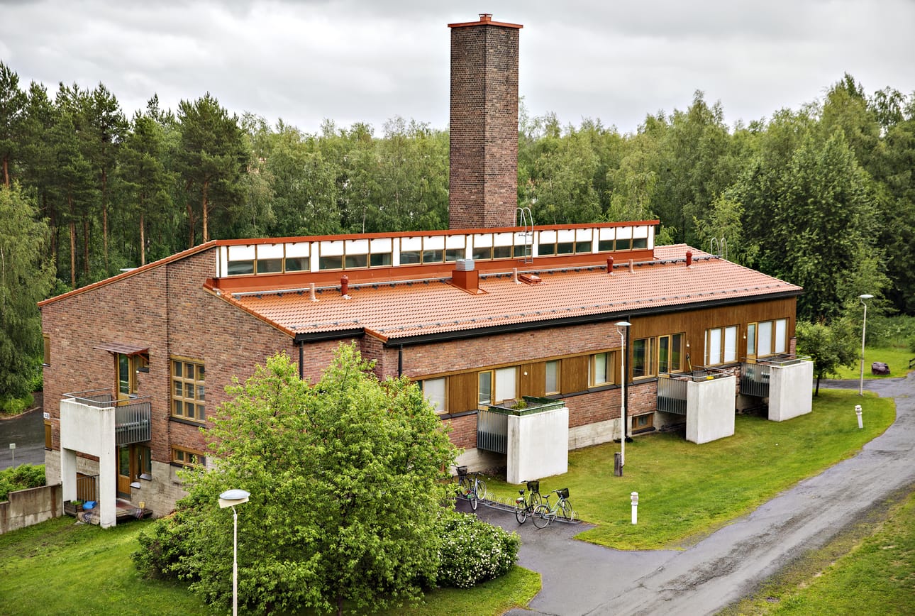 Typpi oy:n tehdasalue rakennettiin Alvar Aallon suunnitelmien mukaisesti 1950- ja 1960-luvuilla. Tehdasyhdyskunnan ilmettä hallitsevat punatiili ja pulpettikatot. Arkistokuva.