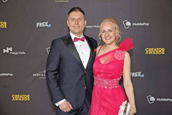 Auri ja Sami vuonna 2022 Creator Awardseissa.