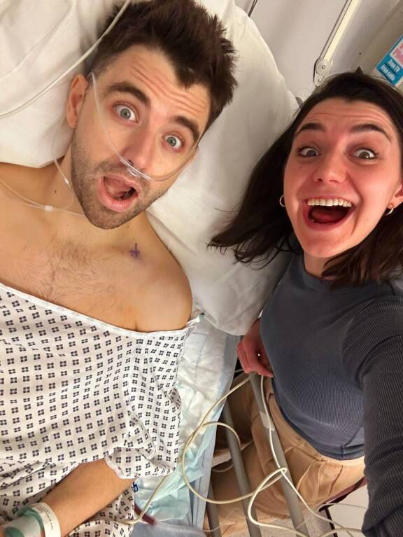 Ystävät pitivät Jarrydin mielialaa yllä sairaalassa.