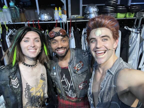 Tänä päivänä Jarryd näyttelee jälleen West Endin lavalla, hengittää yhdellä ja puolella keuhkolla, mutta kaksinkertaisella määrällä rohkeutta.