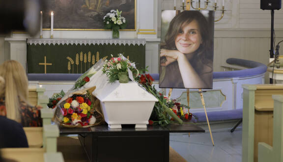 Olga Temosen hautajaiset olivat yleisölle avoin surutilaisuus.