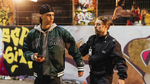 Joonas nauttii eritaustaisten kollegojen kanssa työskentelystä. Kohtaamiset synnyttävät hyvää yhteiskunnallista keskustelua ja tuo toisen ihmisen arkitodellisuuden lähemmäksi. Kuvasssa Joonaksen vastanäyttelijänä toiminut Fadi El Tabakh.