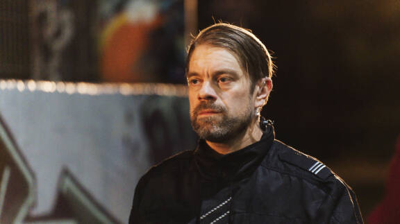 Metsäkävelyt, avantouinti, liikkuminen ja tyttären kanssa touhuaminen ovat Joonakselle arjen tärkeitä hetkiä.