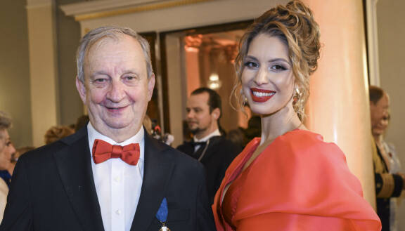 Jasmine Pajari on yhdessä Hjallis Harkimon kanssa.