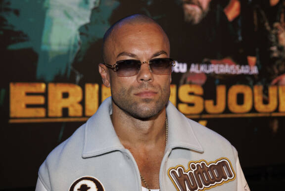 Matiaksen tyyliin kuuluu aurinkolasit, jotka tekevät hänestä joidenkin mielestä ehkä hieman koomisenkin.