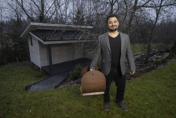 Amadeus Lundberg poseeraa Seiskalle kotonaan Nostavalla joulukuussa 2025.