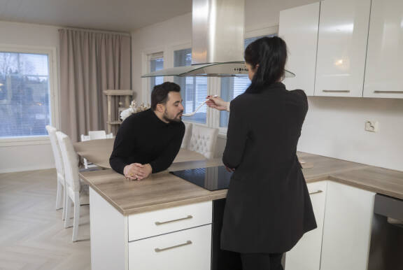 Amadeus Lundberg poseeraa Seiskalle kotonaan Nostavalla joulukuussa 2025.