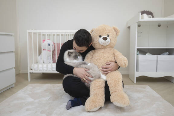 Amadeus Lundberg poseeraa Seiskalle kotonaan Nostavalla joulukuussa 2025.