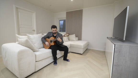 Amadeus Lundberg poseeraa Seiskalle kotonaan Nostavalla joulukuussa 2025.