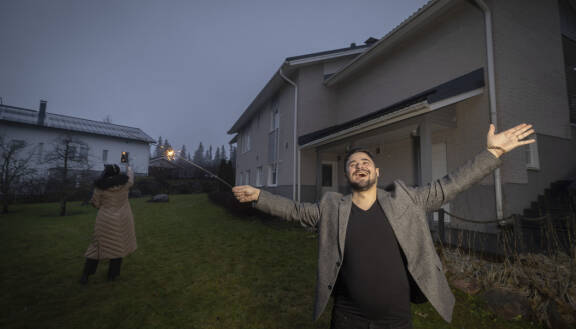 Amadeus Lundberg poseeraa Seiskalle kotonaan Nostavalla joulukuussa 2025.