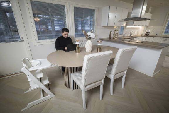 Amadeus Lundberg poseeraa Seiskalle kotonaan Nostavalla joulukuussa 2025.