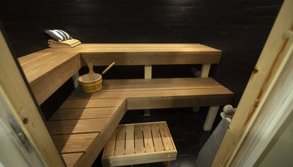 Amadeus Lundberg poseeraa Seiskalle kotonaan Nostavalla joulukuussa 2025.