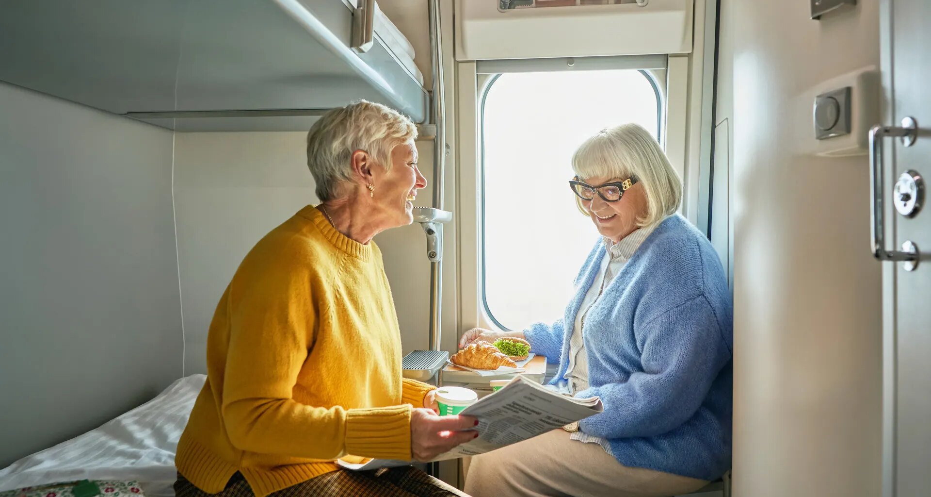 Kaksi naista yöjunan hytissä.