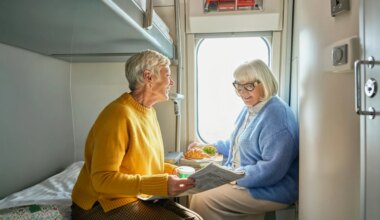 Kaksi naista yöjunan hytissä.