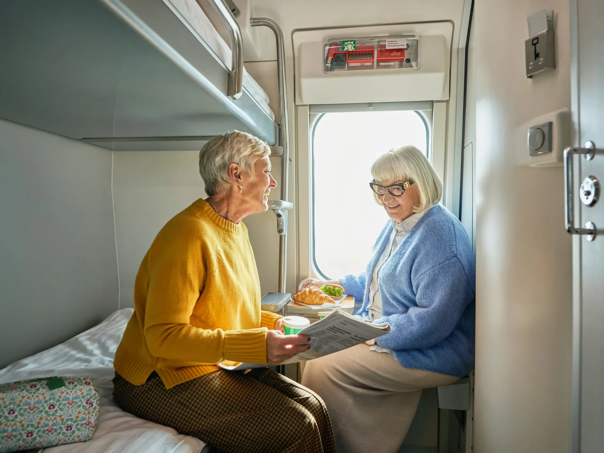 Kaksi naista yöjunan hytissä.