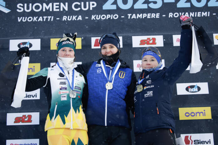 Voittaja Hilla Niemelä, toinen Nora Kytäjä ja kolmas Anna-Kaisa Saari nousivat palkintopallille Kuopiossa. LEHTIKUVA / Matias Honkamaa