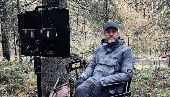 Antti J. Jokinen Kullervon tarinan kuvauspaikalla Pohjois-Karjalassa.